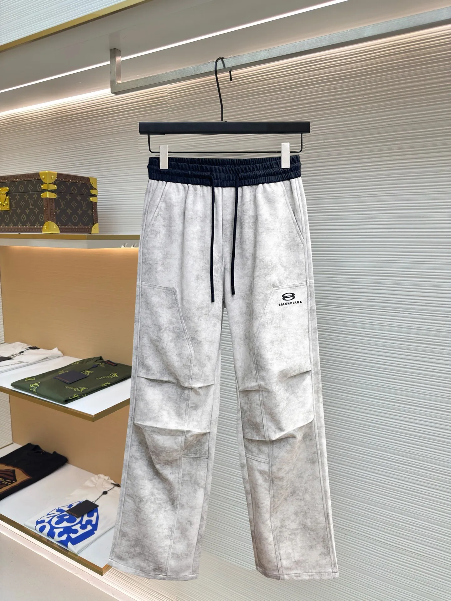 Balenciaga 🆕2026 Autumn and Winter New Arrival Casual Pants! 🎁On sale simultaneously on the official website. Brand Classic LOGO casual pants, customized fabrics, excellent comfort and strong touch. Highly recognisable, perfect appearance and craftsmanship. Size:M-3XL